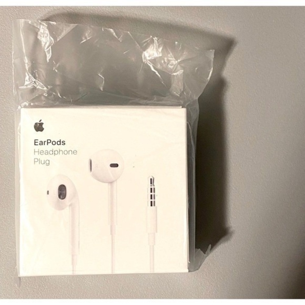 Apple Earpods with 3.5mm Headphone Plug (NWT)
